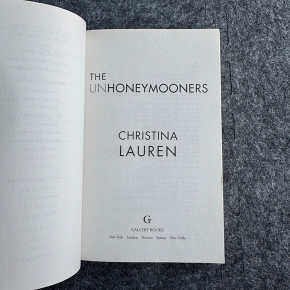 The Unhoneymooners by Christina Lauren Paperback Contemporary Romantic Comedy - Picture 7 of 8